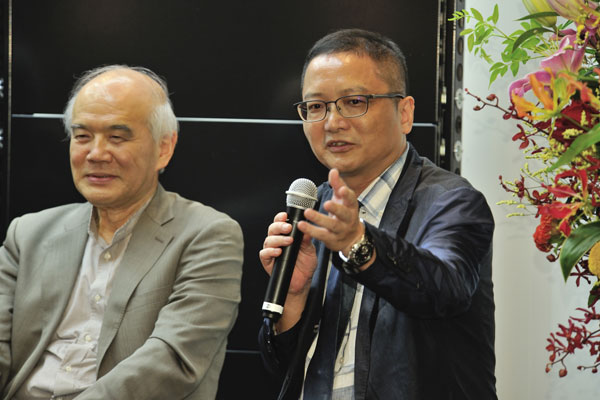 Takashi Onishi, left, Principal of Toyohashi University of Technology and Zhou Muzhi, a professor at Tokyo Keizai University, give speeches at the seminar