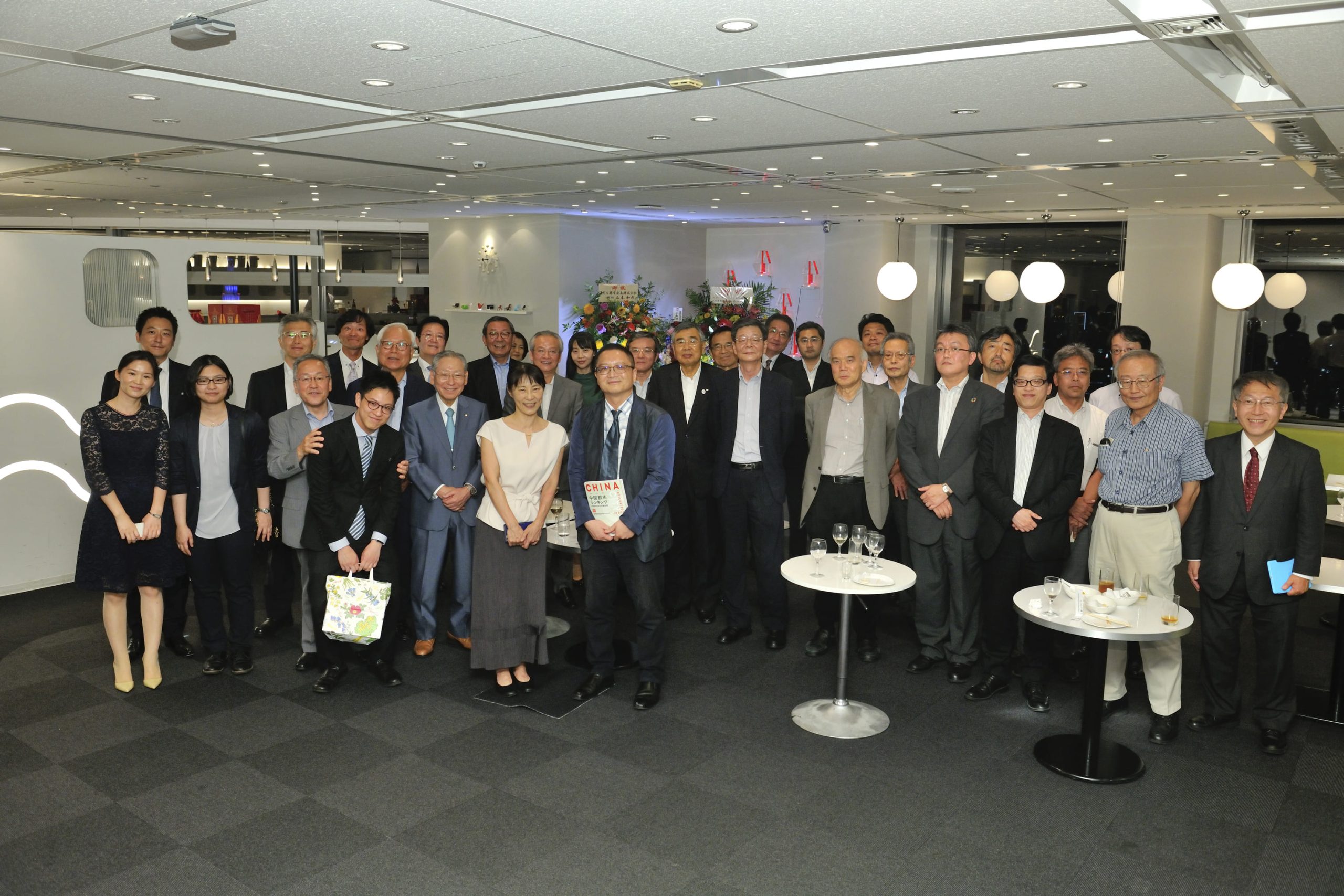 2018年7月19日、『中国都市ランキング−中国都市総合発展指標』出版記念パーティ後集合写真