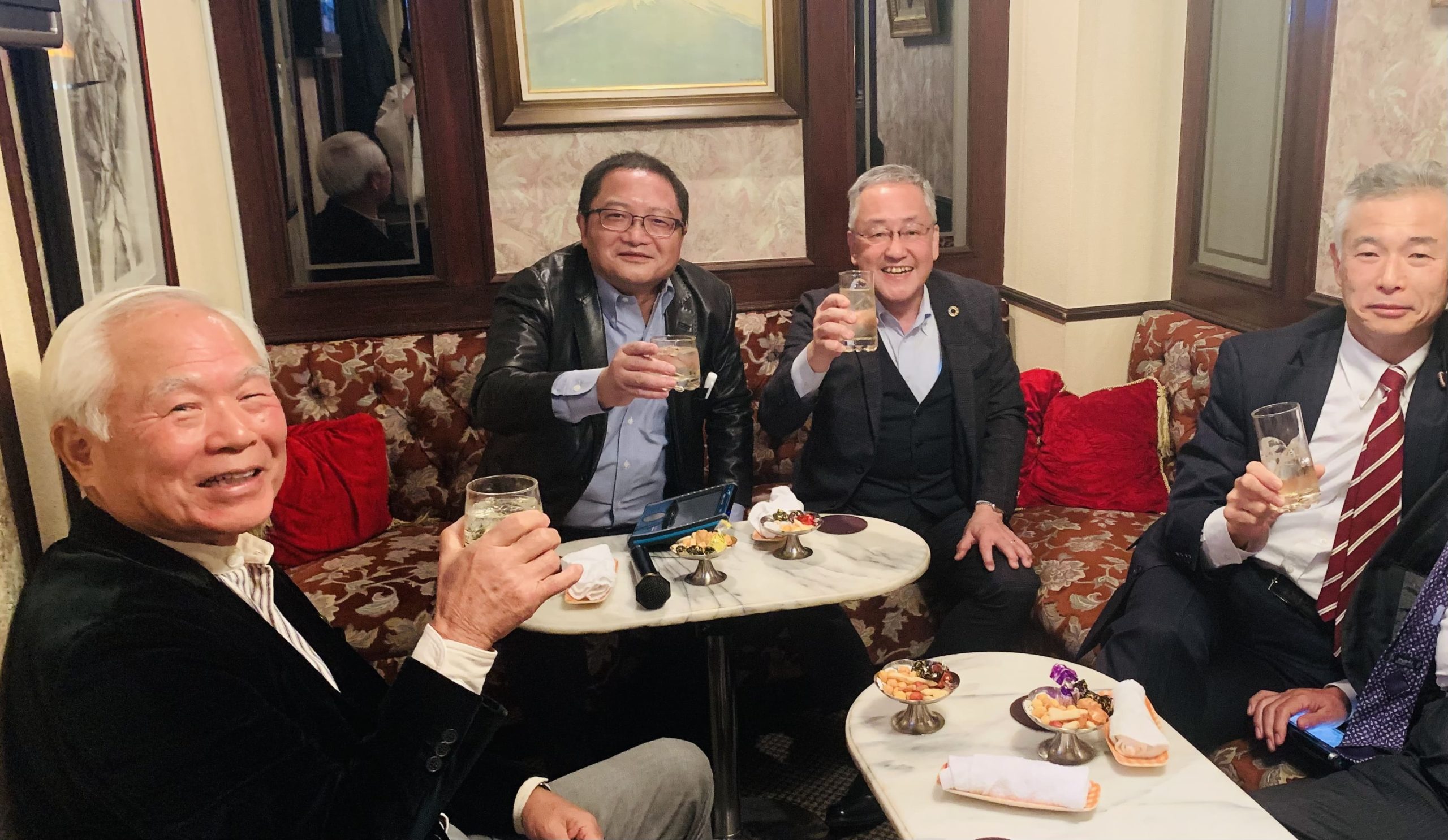 2021年11月24日歓談する新井良亮ルミネ元会長、周牧之教授、吉澤保幸氏、中井徳太郎環境事務次官（左から）