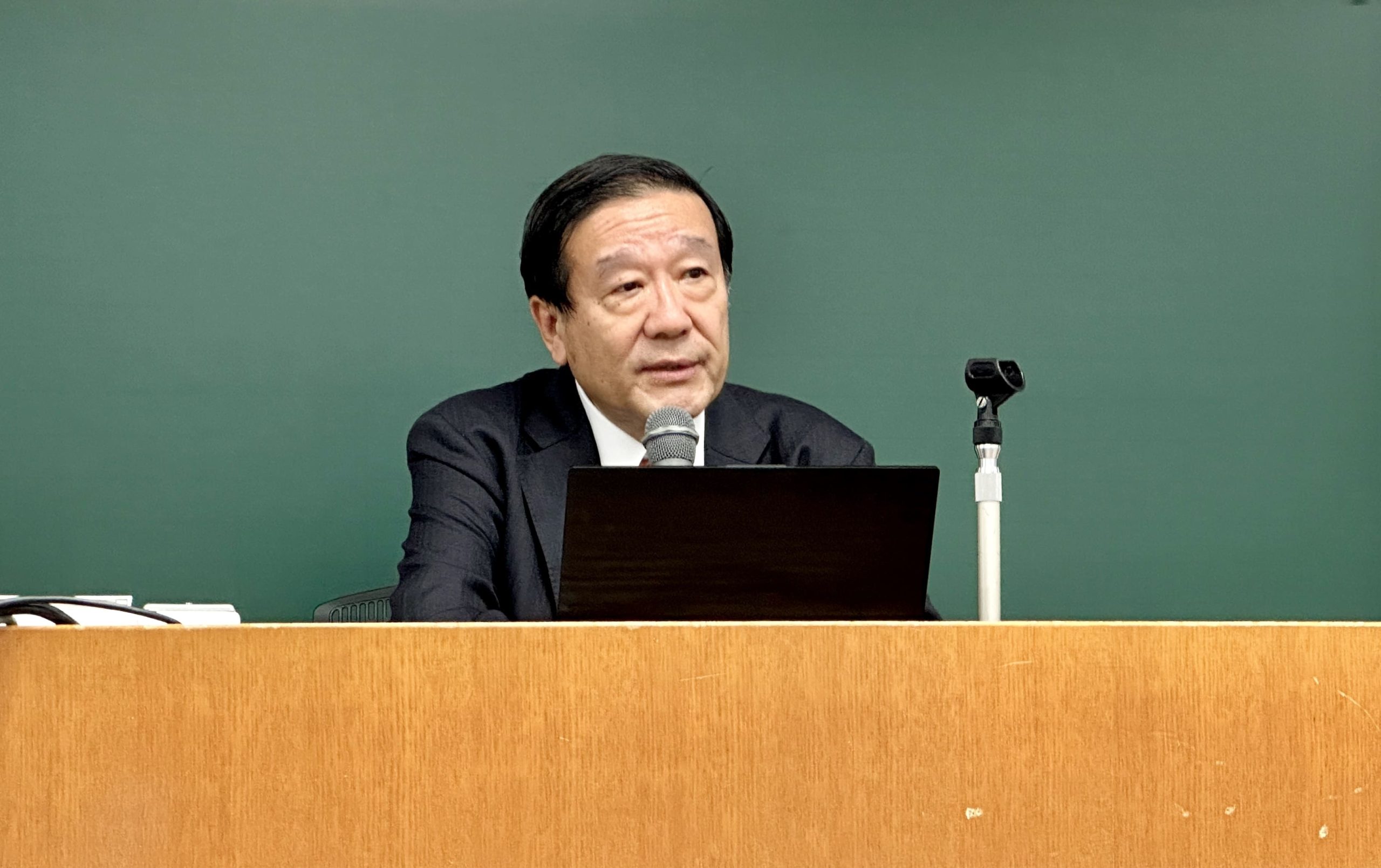 2025年11月5日、周牧之教授の教室でゲスト講義する岩本敏男氏
