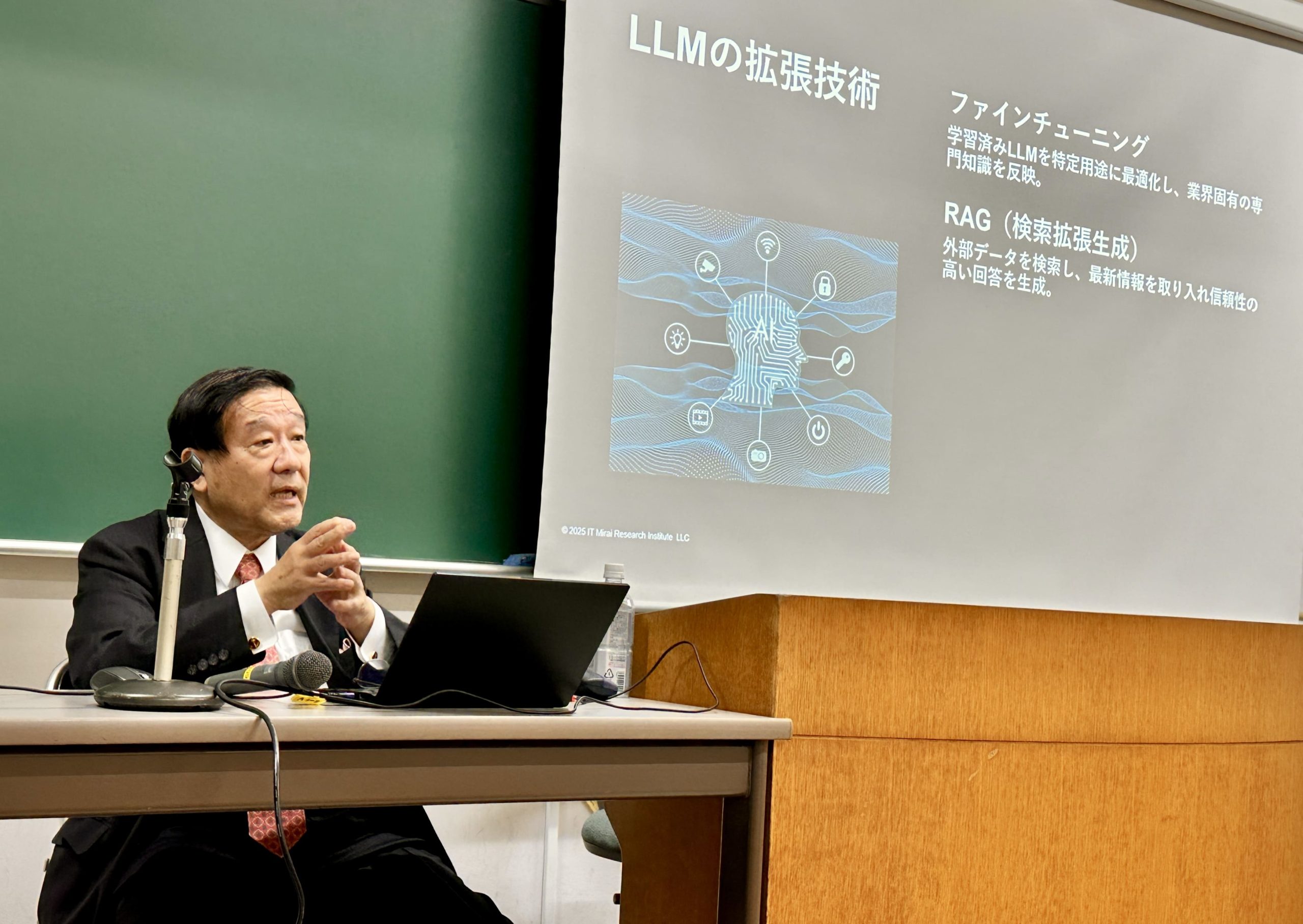 2025年11月6日、周牧之ゼミでゲスト講義する岩本敏男氏