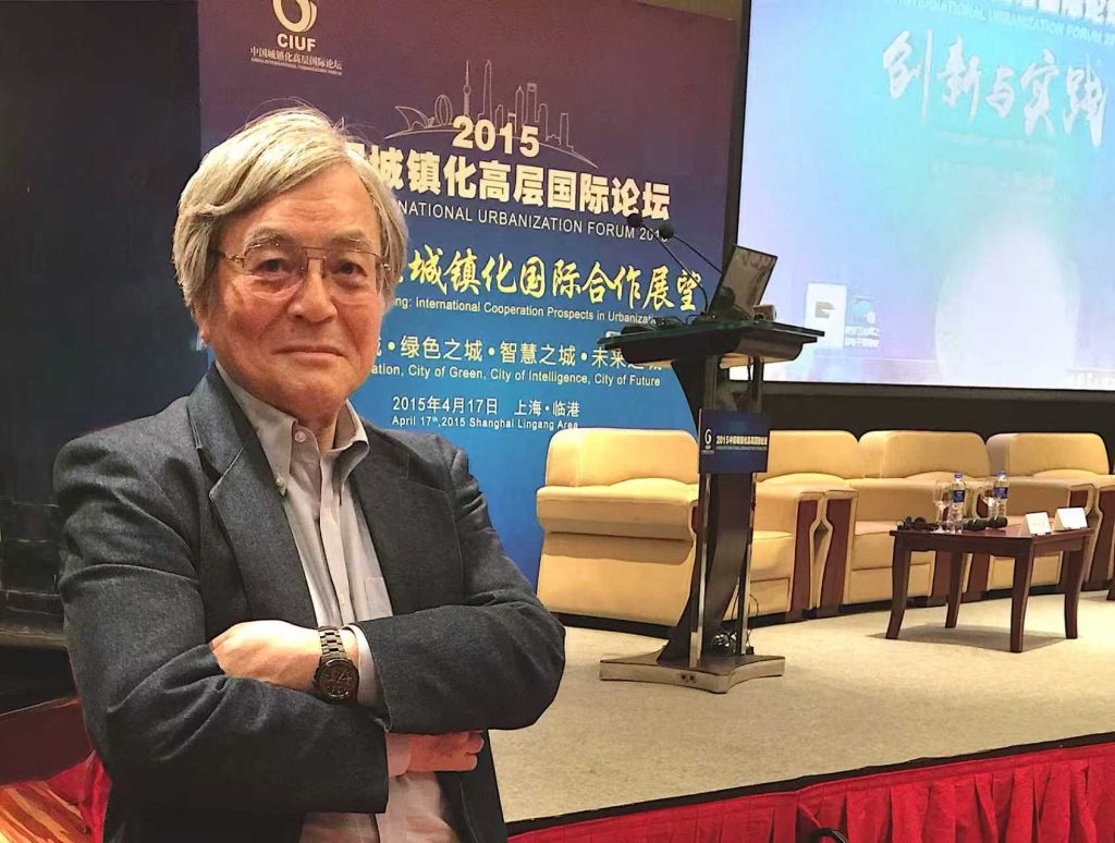 2015年「中国都市化ハイレベル国際シンポジウム」終了直後の会場にて横山禎徳氏