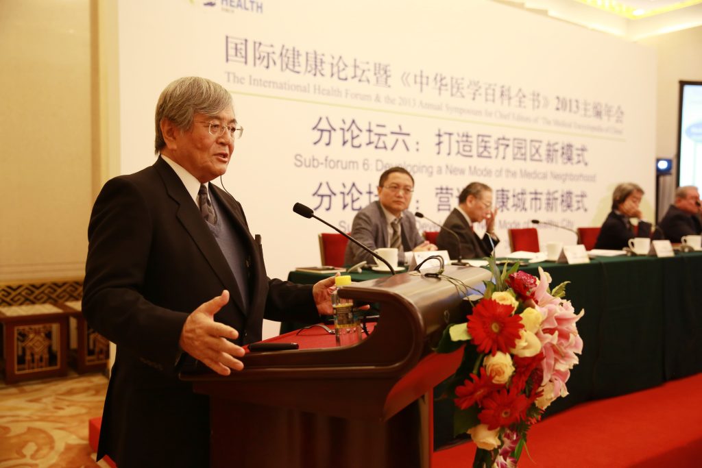 北京の人民大会堂で開催された「国際健康フォーラム」にて講演する横山禎徳氏