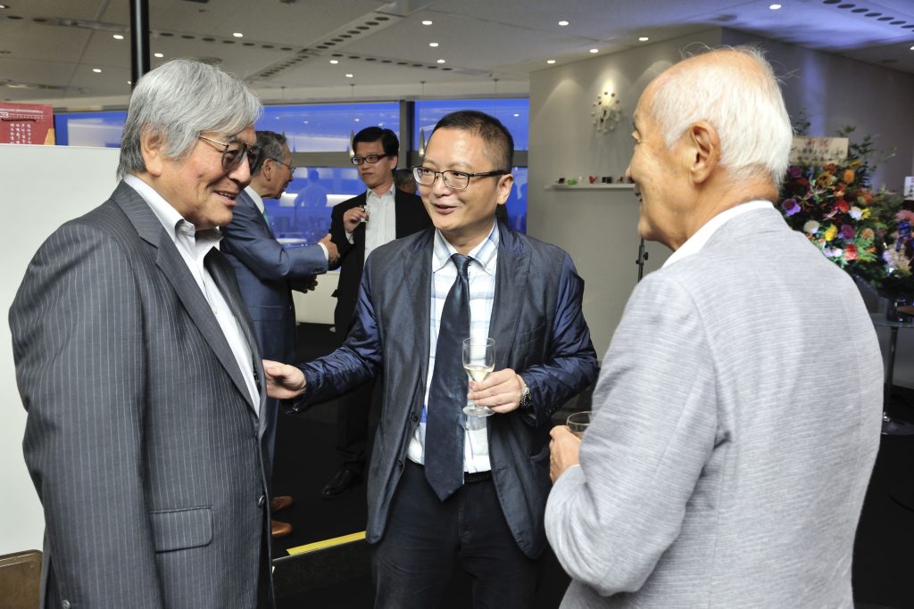 2018年「中国都市総合発展指標」出版記念パーティにて横山禎徳氏、周牧之教授、福川伸次・元通産事務次官
