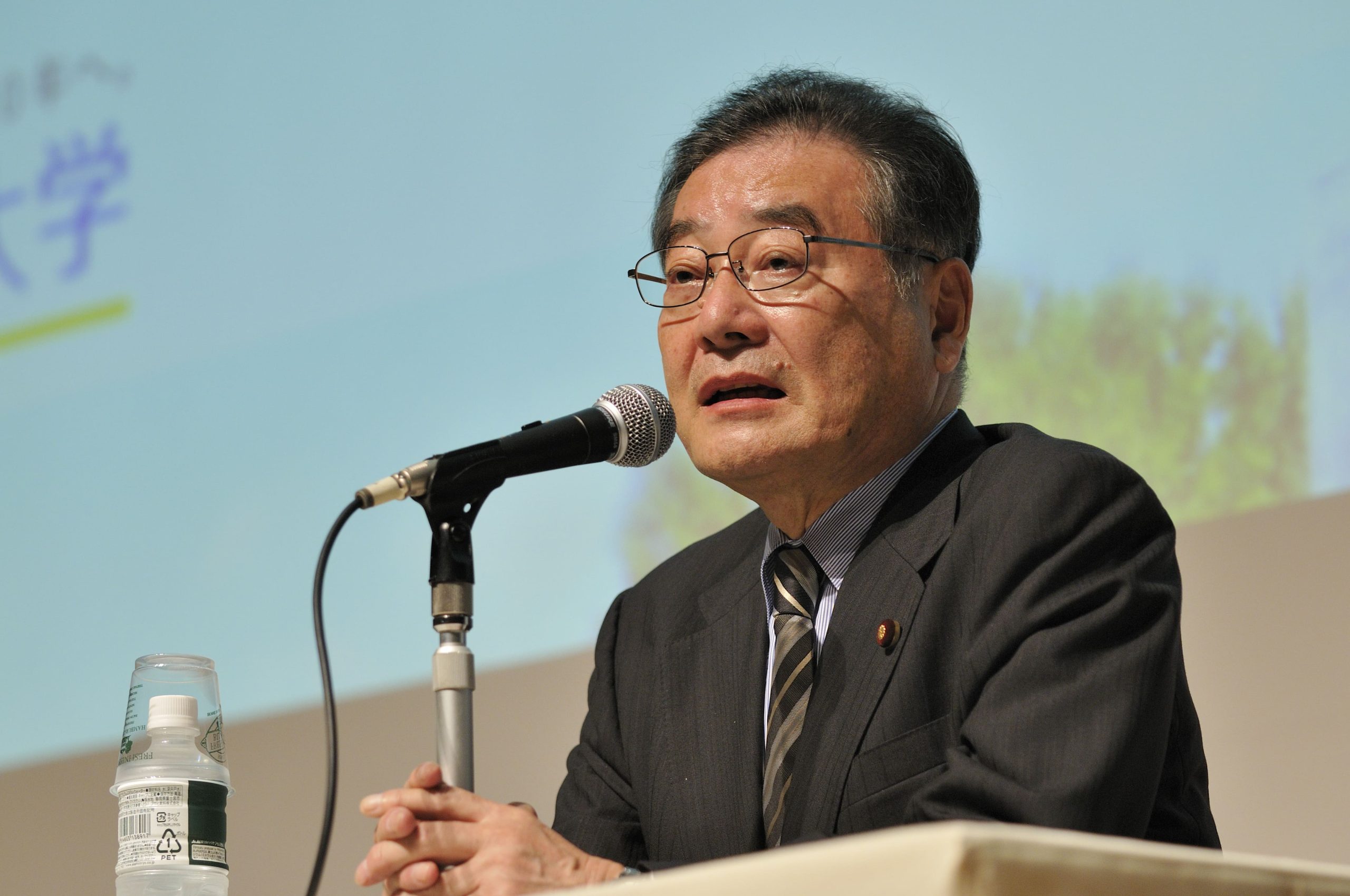 パネリストを務める加藤紘一氏
