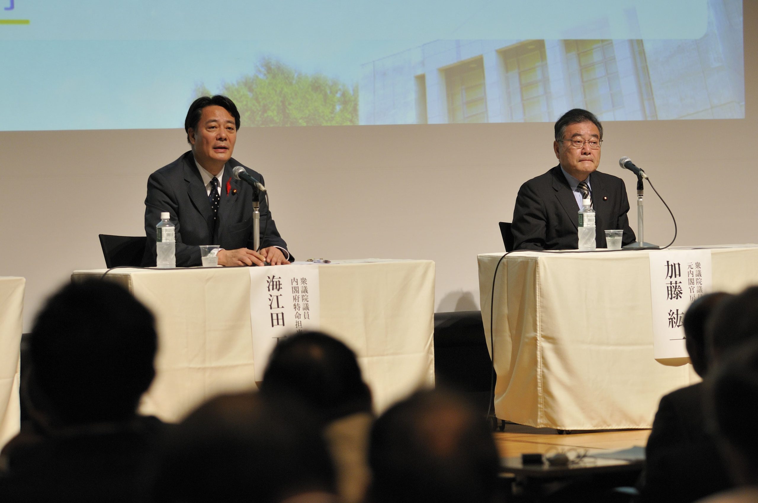 パネリストを務める海江田万里(左)