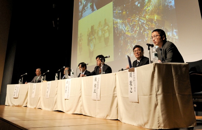 会場で高木勇樹氏、安斎隆氏、杉本和行氏、胡存智氏、楊偉民氏、周牧之教授(左から)