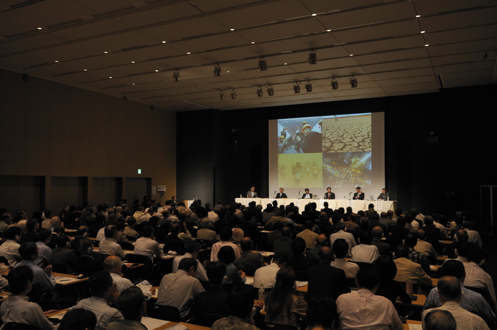 会場で髙木勇樹氏、安斎隆氏、杉本和行氏、胡存智氏、楊偉民氏、周牧之教授(左から)