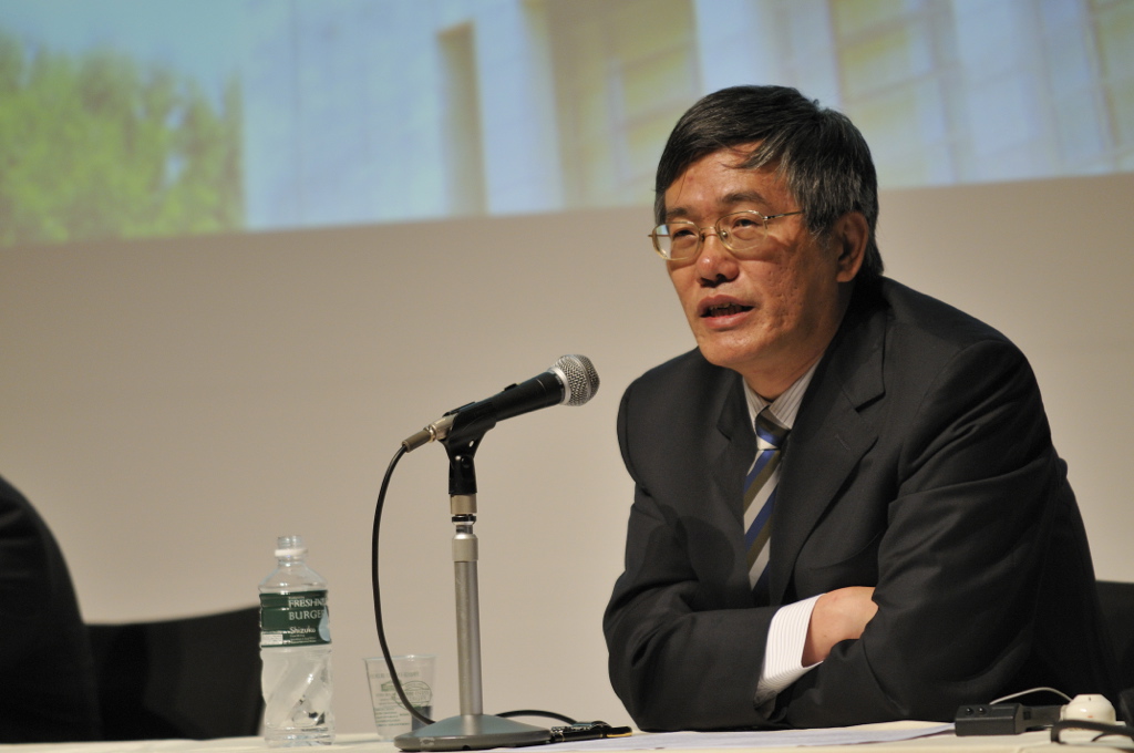 パネリストを務める楊偉民氏