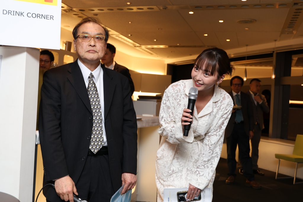 司会をする井上裕行東京経済大学教授、倉中るな画家・タレント