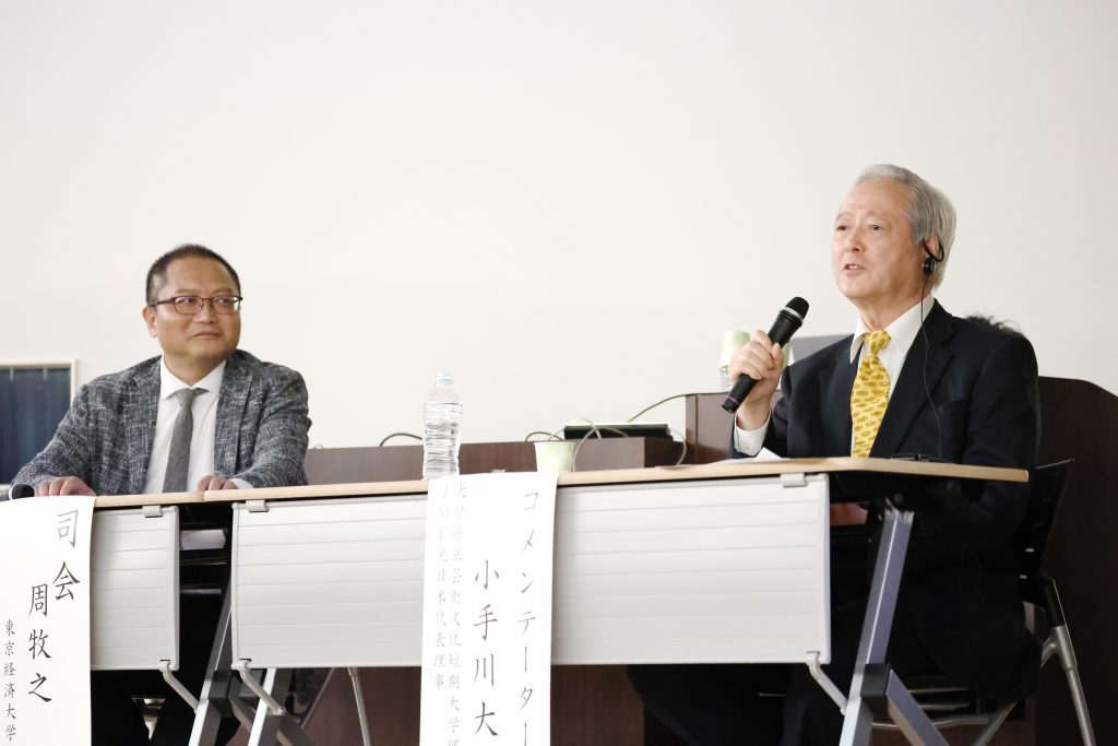 司会の周牧之氏とコメンテーターの小手川大助氏