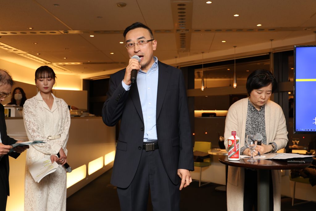 来賓挨拶をする安庭中国全国政治協商会議委員・北京希肯琵雅国際文化発展会長