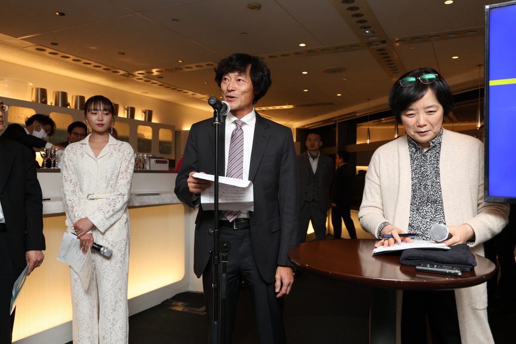 歓迎挨拶をする前多俊宏エムティーアイ社長