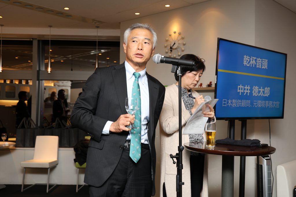 乾杯の音頭をとる中井徳太郎日本製鉄顧問・元環境事務次官